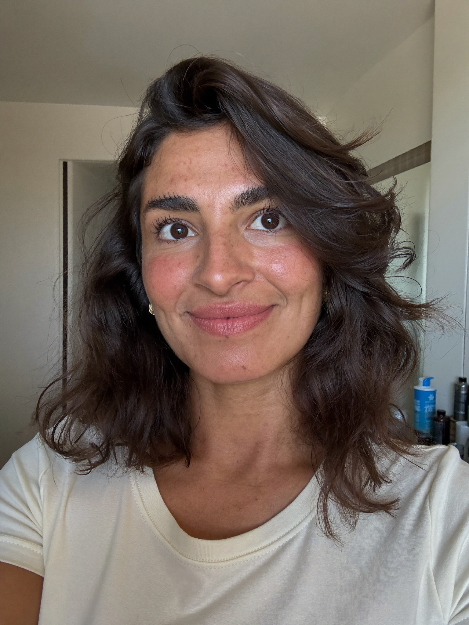 Luísa, guia do Código do Meu Cabelo, em ambiente doméstico